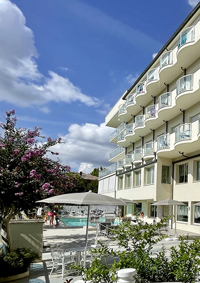 hotel everest 3 stelle con piscina a pinarella di cervia in romagna